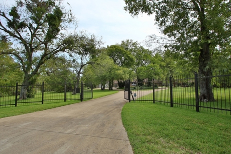 Auction Property: Main and Guest house on 4.5 +/-  acres. - image 2