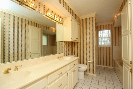 Auction Property: Main and Guest house on 4.5 +/-  acres. - image 43