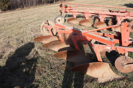 Large Collector Tractor and Modern Farm Equipment Auction - image 10