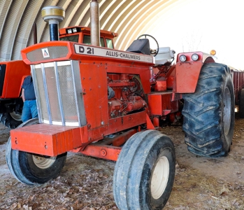 Large Collector Tractor and Modern Farm Equipment Auction - image 18
