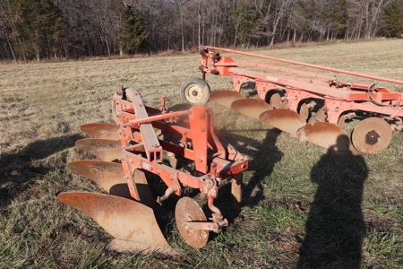 Large Collector Tractor and Modern Farm Equipment Auction - image 9