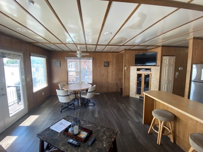 Floating Cabin Selling at Absolute Auction Green River Lake - image 5