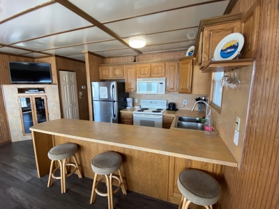 Floating Cabin Selling at Absolute Auction Green River Lake - image 6