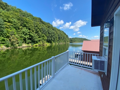Floating Cabin Selling at Absolute Auction Green River Lake - image 17