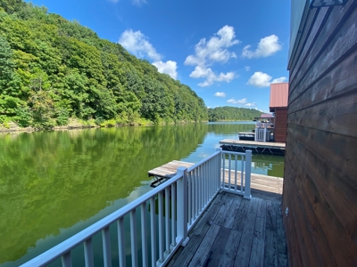 Floating Cabin Selling at Absolute Auction Green River Lake - image 11