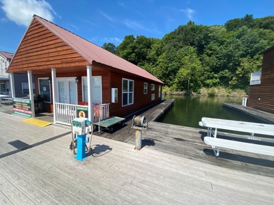 Floating cabin Selling at Absolute Auction Green River Lake - image 2