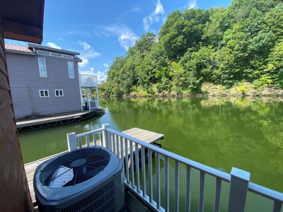 Floating cabin Selling at Absolute Auction Green River Lake - image 15