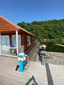 Floating Cabin Selling  Absolute Auction on Green River Lake - image 1