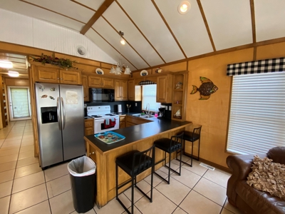 Floating Cabin Selling at Absolute Auction Green River Lake - image 4