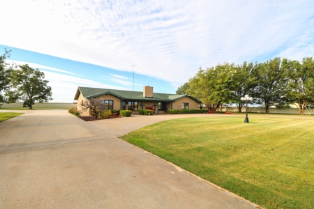 734 Acres In Lamb - Main Residence, Barns, Pens & 2Nd Home - image 9