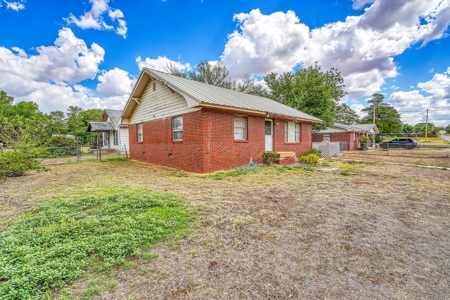 ONLINE AUCTION ONLY Home in Sayre, OK - image 3