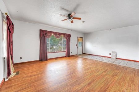 ONLINE AUCTION ONLY Home in Sayre, OK - image 8
