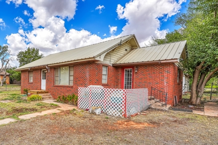 ONLINE AUCTION ONLY Home in Sayre, OK - image 4