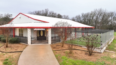 Online Auction Luxury Home & Commercial Kennel - image 3