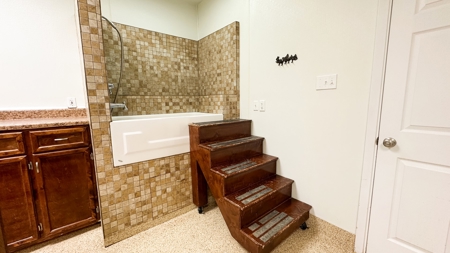 Online Auction Luxury Home & Commercial Kennel - image 35