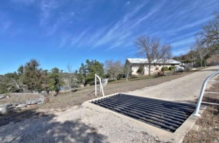18 (approx) Acres & Residence 10 Minutes From Kerrville TX - image 9