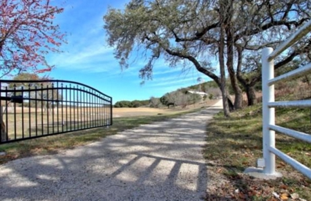 18 (approx) Acres & Residence 10 Minutes From Kerrville TX - image 18