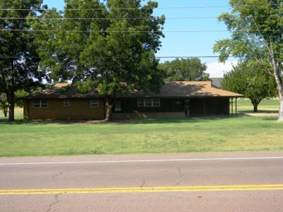 Home with Outbuildings for Sale - Clinton, OK - image 1