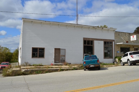 Commercial mixed use building to be sold at auction - image 1