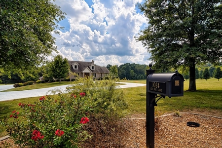 Luxury Multi-Generational Family Estate & Acreage Auction - image 4