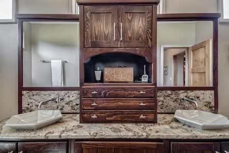 Luxury Multi-Generational Family Estate & Acreage Auction - image 39