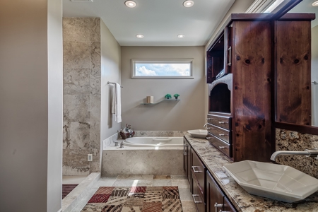Luxury Multi-Generational Family Estate & Acreage Auction - image 38