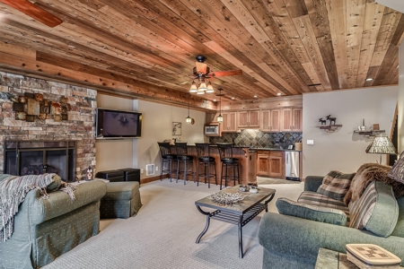 Luxury Multi-Generational Family Estate & Acreage Auction - image 31