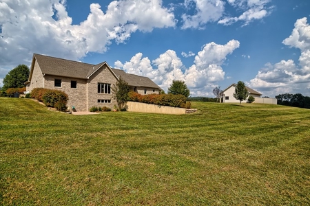 Luxury Multi-Generational Family Estate & Acreage Auction - image 5