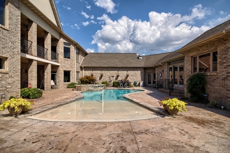 Luxury Multi-Generational Family Estate & Acreage Auction - image 10