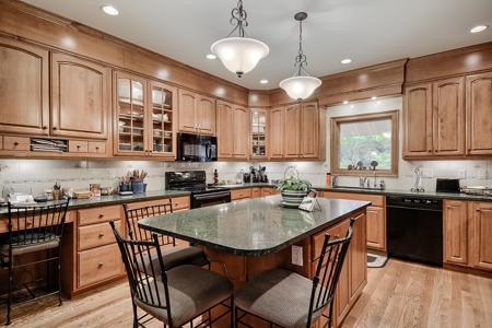Luxury Multi-Generational Family Estate & Acreage Auction - image 19
