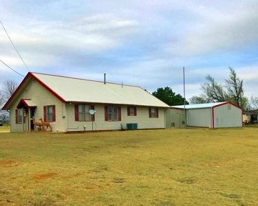 3 bedroom 2 bath Home for Sale in Thomas, Oklahoma - image 22