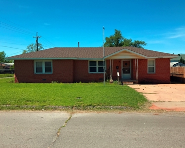 Clinton, OK Home for Sale - 3 bed, 1 bath - image 1